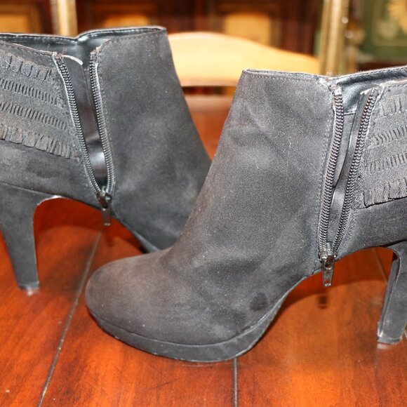 SUMMER SALE - Fergie Black Ruffled Heeled Boots - Woman's Size 10 - Picture 2 of 10